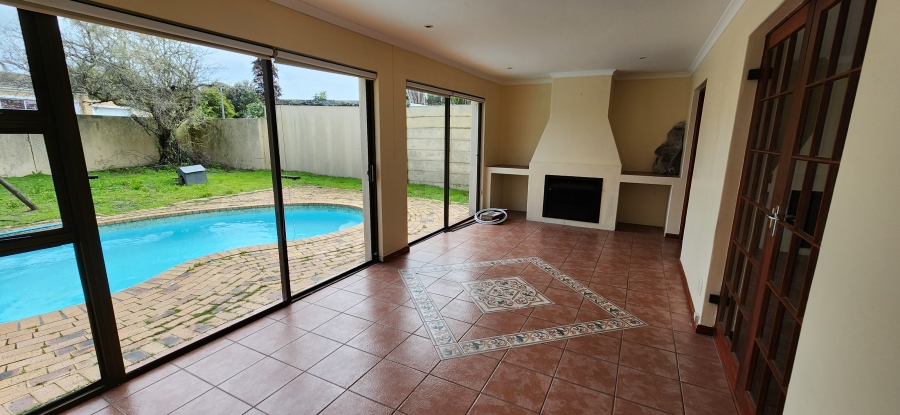 To Let 4 Bedroom Property for Rent in Table View Western Cape